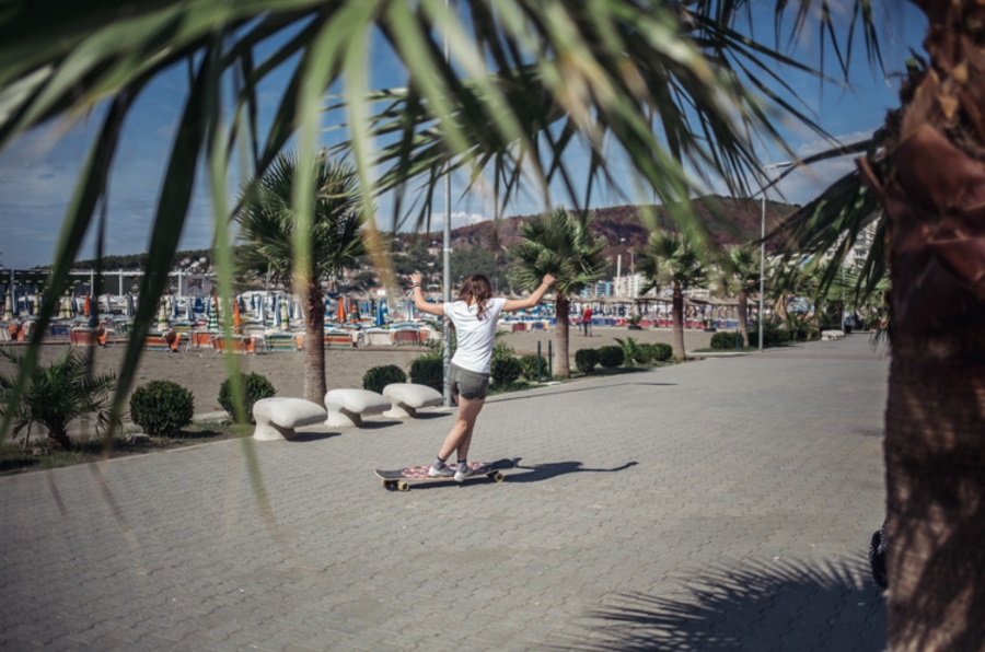 dziewczyna na longboardzie