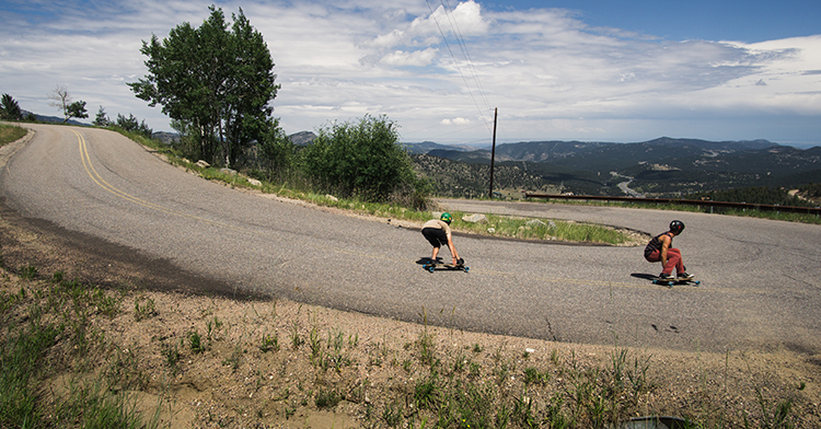 Nejlepší techniky sjezdu na longboardu: Jak dosáhnout rychlosti a kontroly?