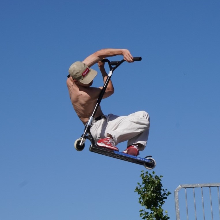 Jak postupujete při jízdě na výkonném skútru?