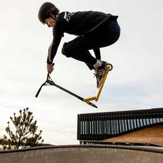 Příběh Bandit DOS Performance Scooter Gold Wys. 81 cm