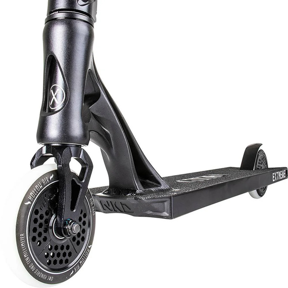 Výkonnostní koloběžka Velká hliníková lehká široká řídítka a platforma NKD Extreme Black wys. 91 cm