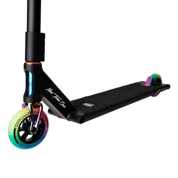 Výkonný skútr NKD Mono Black & Rainbow wys. 99,3 cm