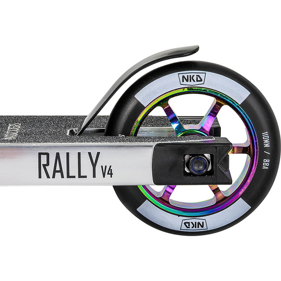 Výkonnostní skútr NKD Rally V4 Silver a Rainbow wys. 79 cm