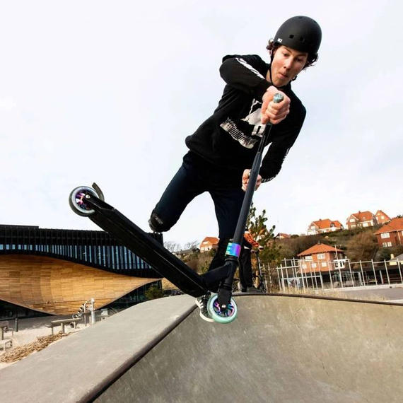 Výkonný skútr Story Bandit DOS Black and Rainbow High. 81 cm