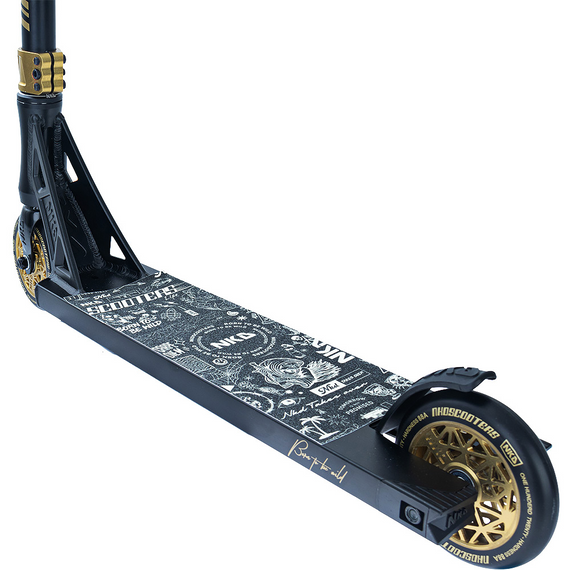 Výkonnostní pouliční skútr Lehký NKD GAS Black and Gold wys. 85 cm