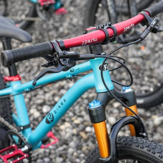 KUbikes 20S DISC superlehké dětské kolo Černá a modrá