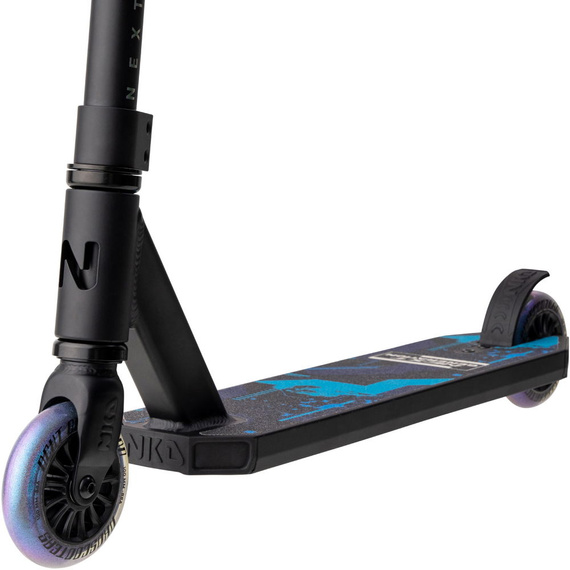 NKD Next Generation Black/Blue Vysoce výkonná hliníková lehká koloběžka pro mladé jezdce. 79,4 cm