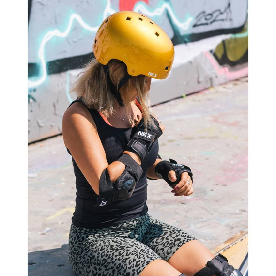 NKX Brain Saver Skateboardová helma Shiny Gold