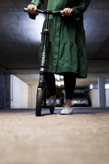 Rekreační koloběžka FRENZY 230mm Pneumatická černá