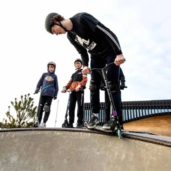 Výkonný skútr Story Bandit DOS Black and Rainbow High. 81 cm