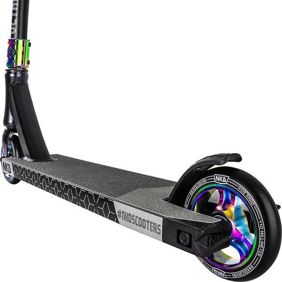 Výkonný skútr NKD Octane Black a Rainbow High. 82 cm 