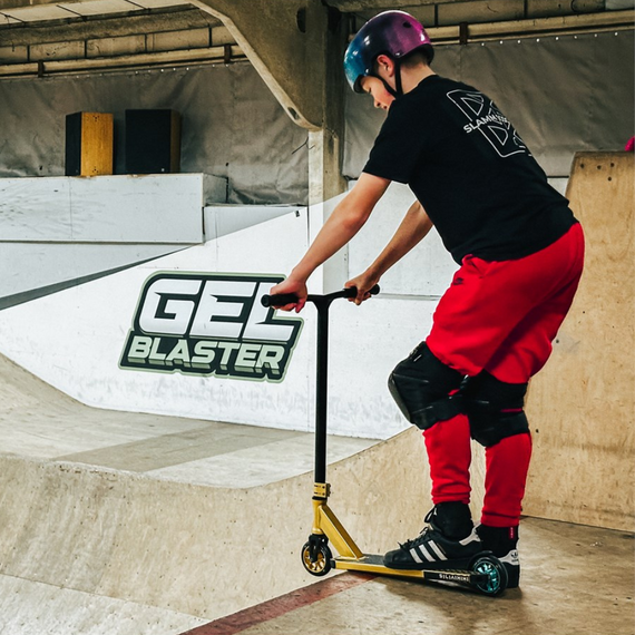 Dětská výkonnostní koloběžka SLAMM Assault Gold 84 cm