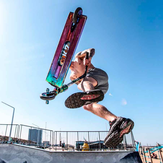 Výkonnostní koloběžka Velká hliníková lehká široká platforma NKD Turbine Rainbow High 87 cm