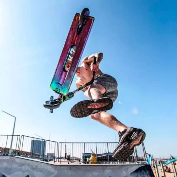 Výkonný skútr NKD Turbine Black & Rainbow High 87 cm