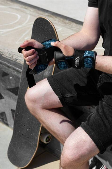 Chrániče zápěstí REKD černá/modrá