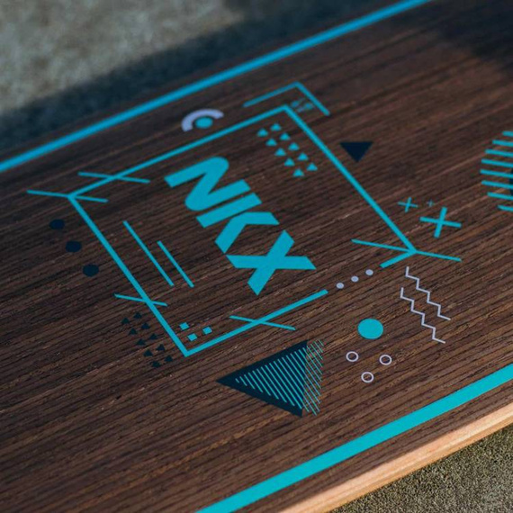Longboard pro tanečníky NKX Geometric Walnut Green 117 cm