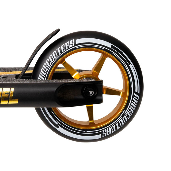 Výkonnostní skútr NKD Fuel Black and Gold wys. 92 cm