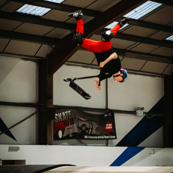 Koloběžka SLAMM Classic Stunt Neochrome 81,5 cm pro začátečníky 