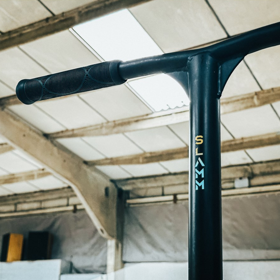 Dětská výkonnostní koloběžka SLAMM Assault Gold 84 cm