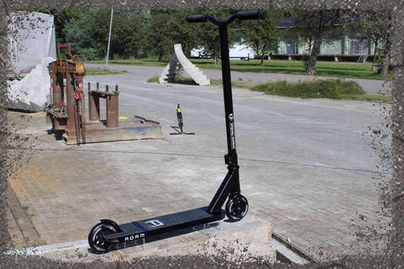 Longway Adam Pro Performance Scooter Black wys. 81 cm