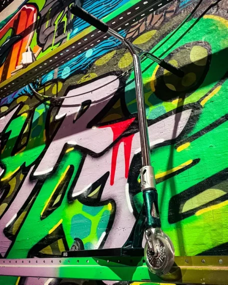 Výkonnostní koloběžka Velká hliníková lehká široká řídítka a platforma NKD Extreme Black wys. 91 cm