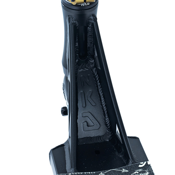 Výkonnostní pouliční skútr Lehký NKD GAS Black and Gold wys. 85 cm