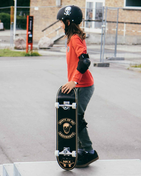 NKX Brain Saver Skateboardová helma Black Skull 