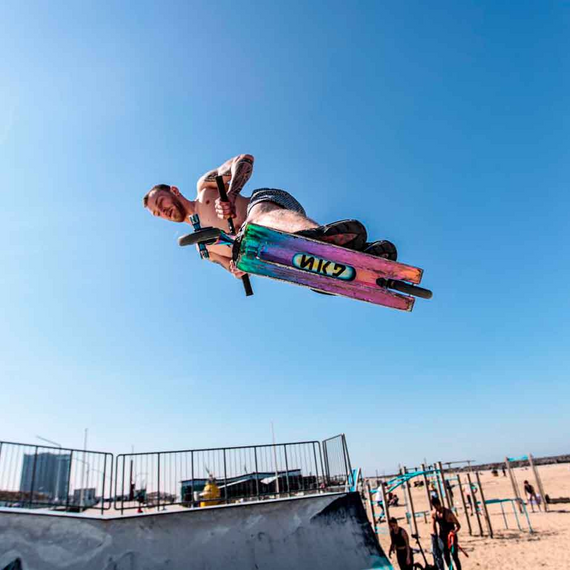 Výkonnostní koloběžka Velká hliníková lehká široká platforma NKD Turbine Rainbow High 87 cm