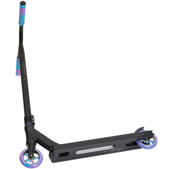 Výkonnostní skútr NKD Rally V4 Black & Rainbow wys. 83 cm