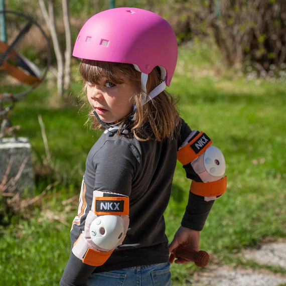 NKX Brain Saver Flower Pink and White Skateboardová helma