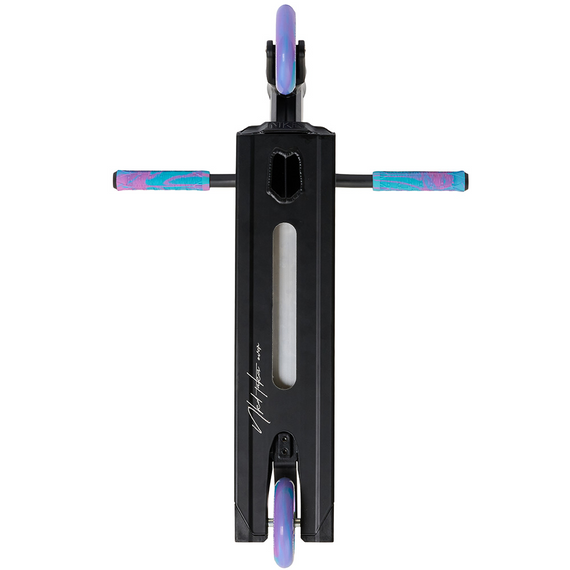 Výkonnostní skútr NKD Rally V4 Black & Rainbow wys. 83 cm