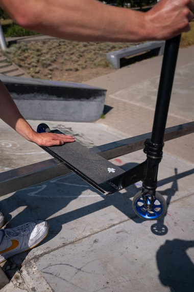 Griptape pro výkonné skútry brusný papír Urban Sports Black 610 mm