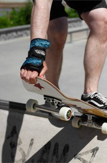 Chrániče zápěstí REKD černá/modrá