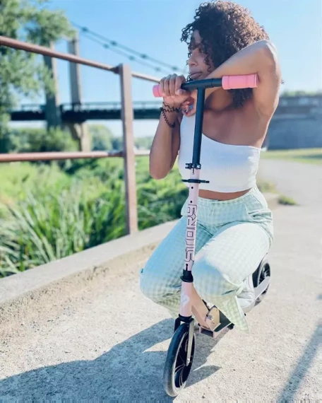 Dopravní koloběžka pro mládež s velkými koly Story LUX Rose