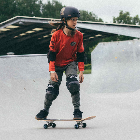 NKX Brain Saver Skateboardová helma černo-zlatá lebka