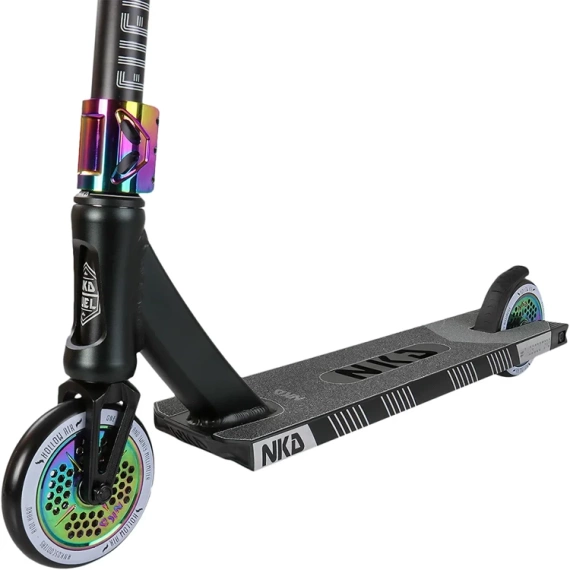 Výkonný pouliční skútr Lehký NKD Fuel Black & Rainbow Wys. 84 cm