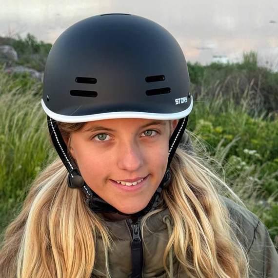 Příběh Retro Certifikovaná přilba černá