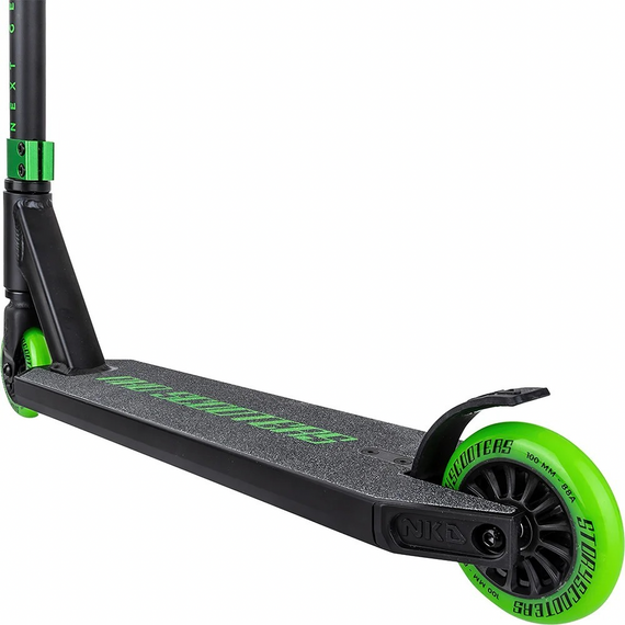Zeleno-černá vysoce výkonná hliníková koloběžka nové generace NKD pro mladé jezdce. 79,4 cm