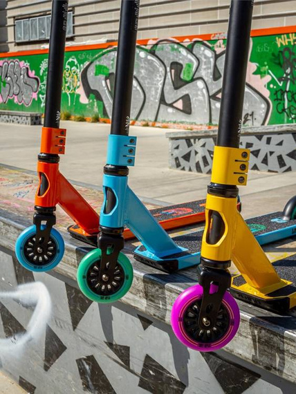 Výkonnostní koloběžka 74 cm SLAMM Tantrum V9 Black and Purple