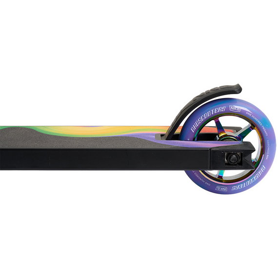 Výkonnostní skútr NKD Rally V4 Black & Rainbow wys. 83 cm