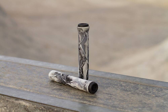 Výkonné gripy na koloběžku Slamm Team Swirl Bar Grips Urban Grey 165 mm