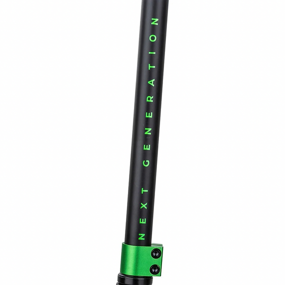 Zeleno-černá vysoce výkonná hliníková koloběžka nové generace NKD pro mladé jezdce. 79,4 cm