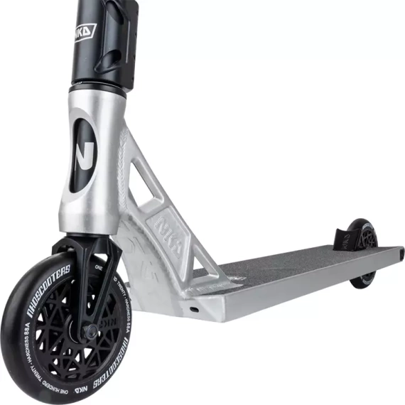 Vysoce výkonný hliníkový silniční skútr. 93 cm Light NKD UFO Silver/Raw