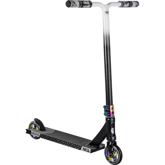 Výkonný skútr NKD Octane Black a Rainbow High. 82 cm 