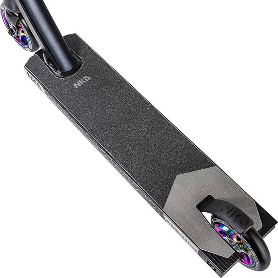 Výkonný skútr NKD Octane Black a Rainbow High. 82 cm 