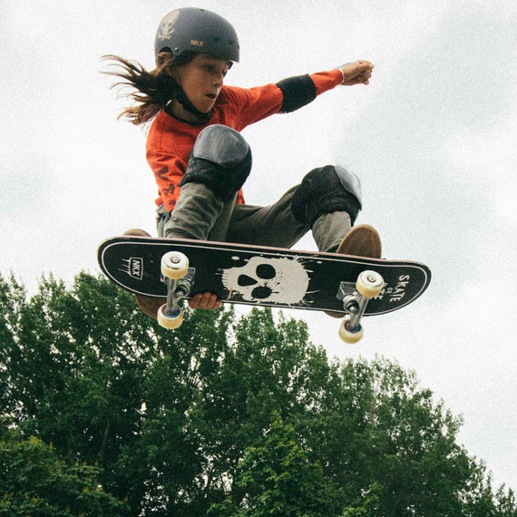 NKX Brain Saver Skateboardová helma černo-zlatá lebka