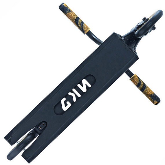 Výkonnostní pouliční skútr Lehký NKD GAS Black and Gold wys. 85 cm