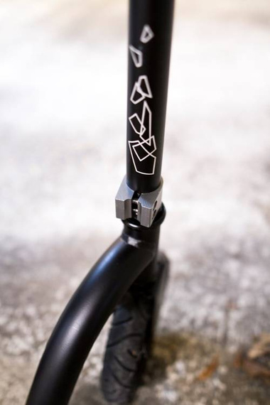 Rekreační koloběžka FRENZY 230mm Pneumatická černá