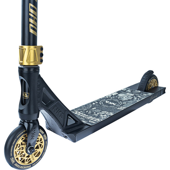 Výkonnostní pouliční skútr Lehký NKD GAS Black and Gold wys. 85 cm