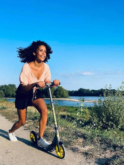 Přepravní koloběžka s velkými koly Story Urban GO! Bílá